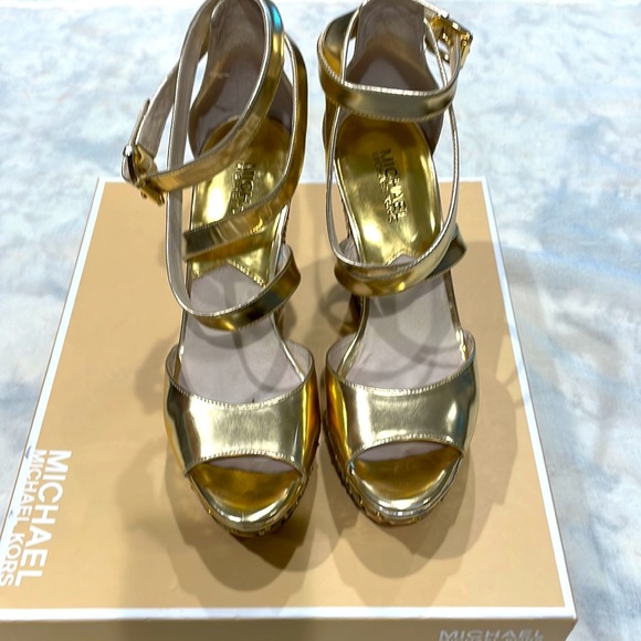 Micheal Kors Gabriella Gold Wedge - Picture 4 of 10